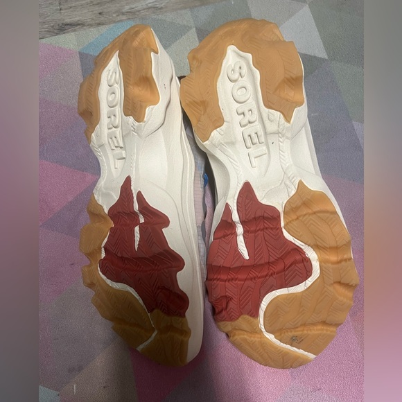 Sorel sneakers size 7.5! Like new - Picture 2 of 2